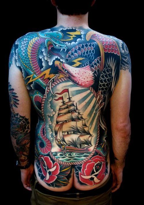 Los tatuajes de águila y serpiente suelen simbolizar la eterna lucha entre la sabiduría y las pasiones más oscuras, ya que la serpiente suele encarnar aspectos de la vida como la tentación o la venganza. Tatuaje de Tim Hendricks.