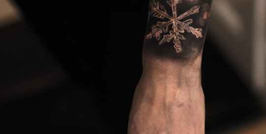 15 tatuajes de copos de nieve 13