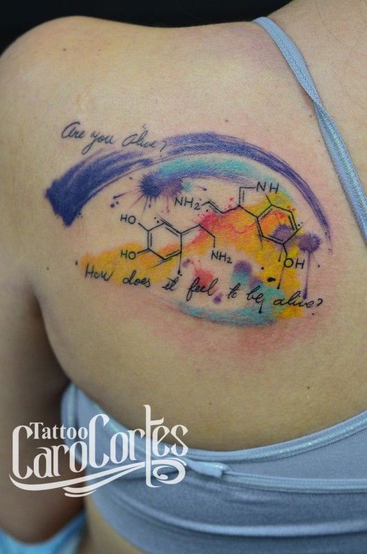 Colorida tatuaje del THC por Caro Cortes