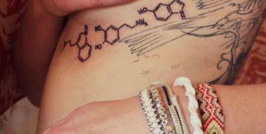 20 tatuajes de moleculas sexys y para cerebritos 16