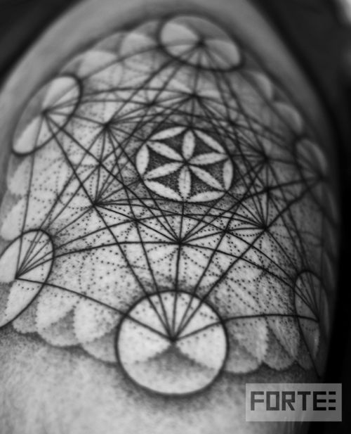 Tatuaje de cubo de metatrón por Dillon Forte
