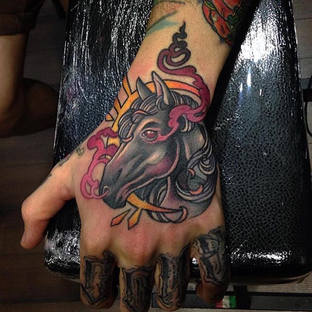 Tatuaje de caballo en la mano por Enrik Gispert.