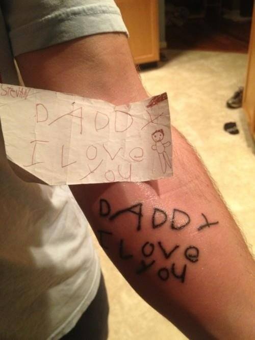 Tatuaje de letras realizadas por un niño