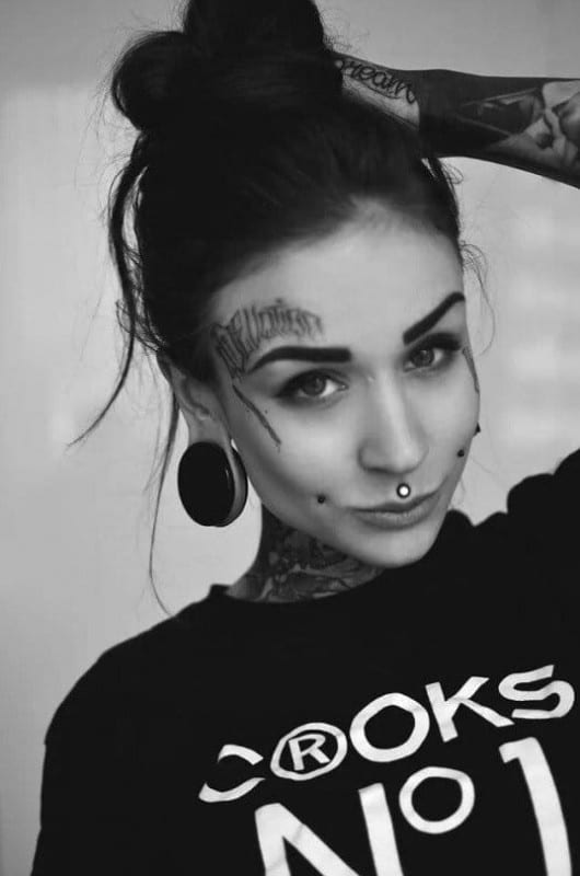 El modelo Monami Frost y sus tatuajes en la cara