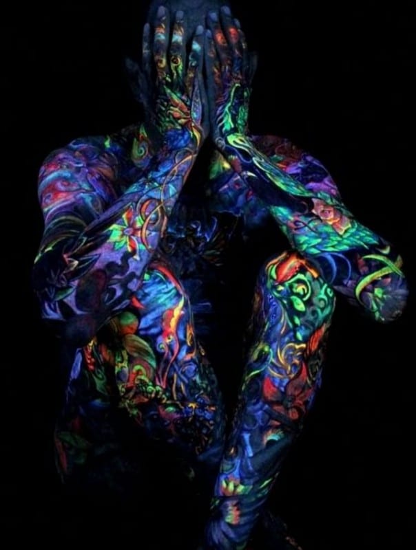 cuerpo completo de tatuajes fluorescentes
