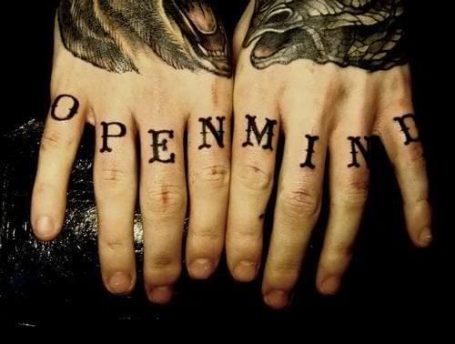 Tatuarse en los dedos unas letras