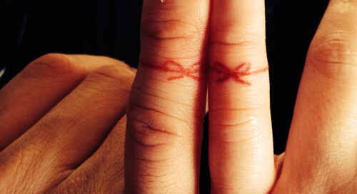 Tatuajes del hilo rojo. ¿Cuál es su origen y significado? 9