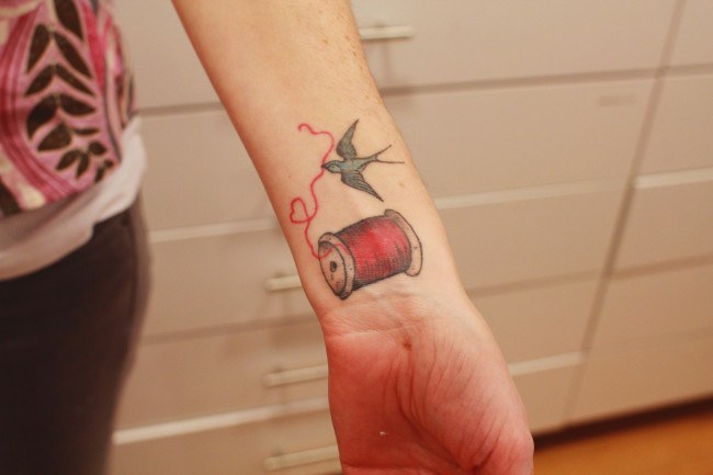 Tatuajes del hilo rojo. ¿Cuál es su origen y significado?