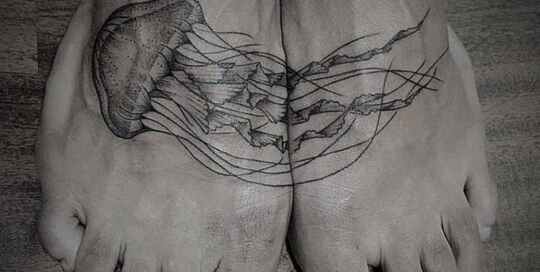 Tatuajes en los pies para marcar tus pasos. 13