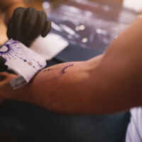 El tatuaje debe tener un proceso en el momento de curarse