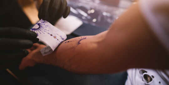 El proceso debe tener un tatuaje al momento de curarse