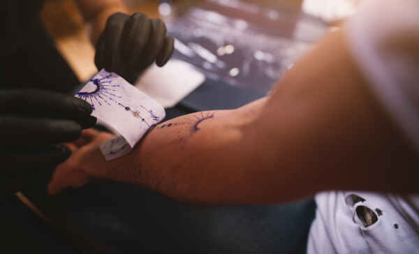 El proceso debe tener un tatuaje al momento de curarse