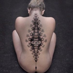 12 Finas ideas para tatuajes en la columna vertebral 2
