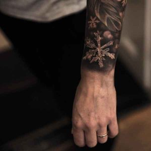 15 tatuajes de copos de nieve 13