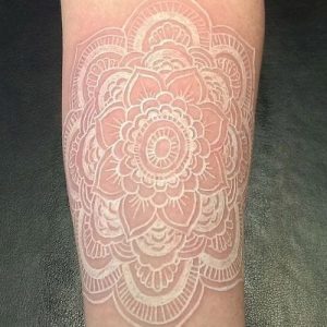 Tatuajes de tinta blanca: ¡tendencia 2017! 11