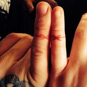 Tatuajes del hilo rojo. ¿Cuál es su origen y significado? 9