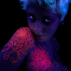 Tatuajes fluorescentes: tinta ultravioleta para no pasar desapercibido. 2